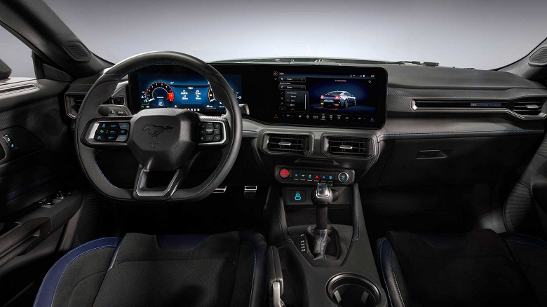 Рычаг переключения передач из синего анодированного титана — и не только: салон 500-сильного Ford Mustang Dark Horse впервые показали на официальных изображениях